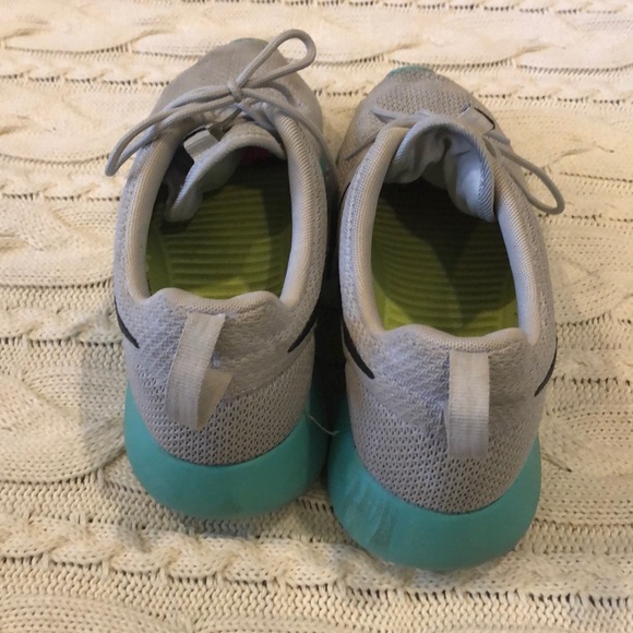 Nike Roshe One Shoes - Picture 3 of 6